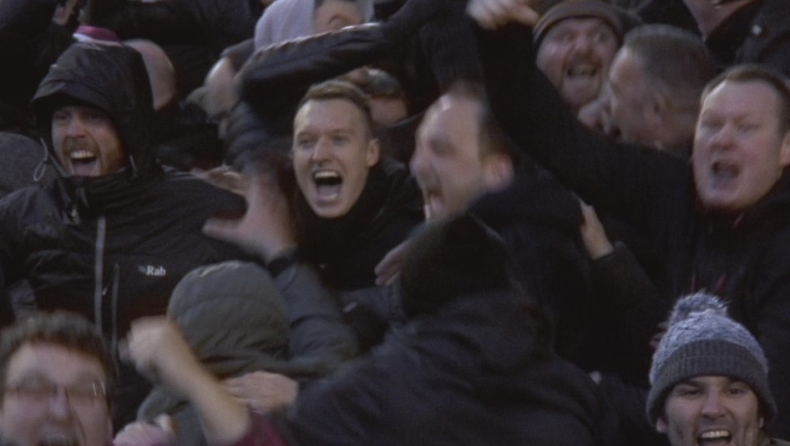 Ένα με τους οπαδούς ο Φιλ Τζόουνς (vids)