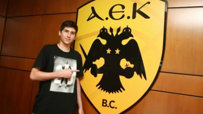 Το έβαλε από το... σπίτι του -ξανά- ο Δημήτρης Μωραΐτης! (vids)