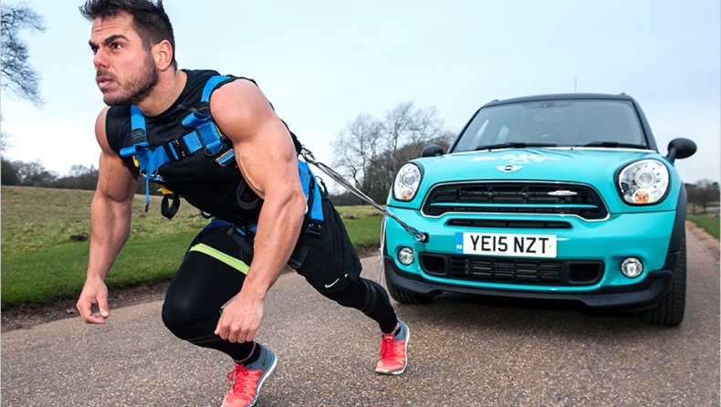 Θα τρέξει Μαραθώνιο τραβώντας ένα Μini (video)