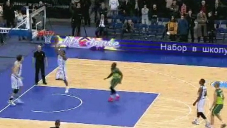 Εβαλε το αυτοκαλάθι αλλά λογάριαζε χωρίς τους διαιτητές! (vid)