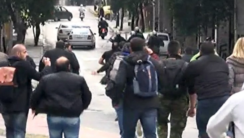 Αγρότες από την Κρήτη πήραν στο κυνήγι τα ΜΑΤ (vid)