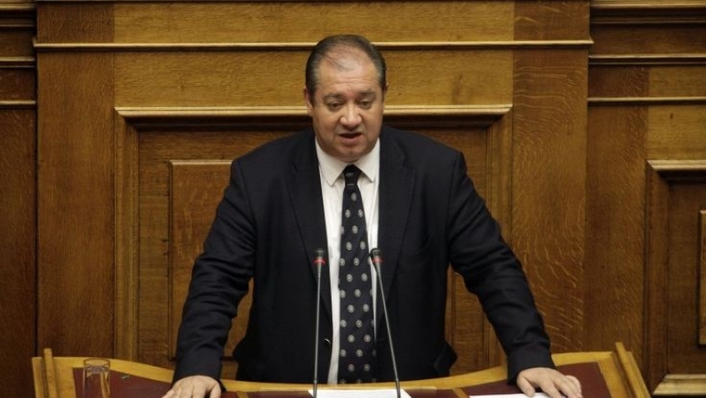 Βουλευτής του ΠΑΣΟΚ κινδύνευσε από μολότοφ στη Χ. Τρικούπη