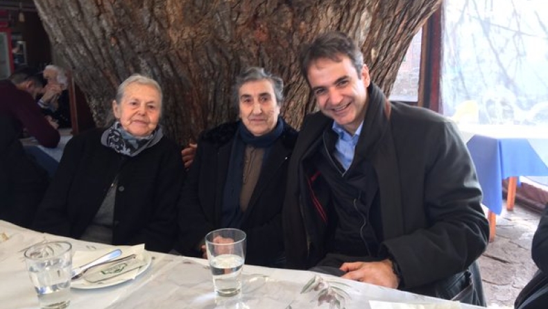 Με τις περίφημες γιαγιάδες της Λέσβου ο Κυριάκος Μητσοτάκης (pic)