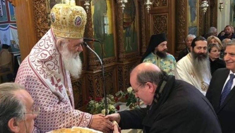 Νίκος Φίλης: Εγώ χέρια παπάδων δεν φιλάω ποτέ