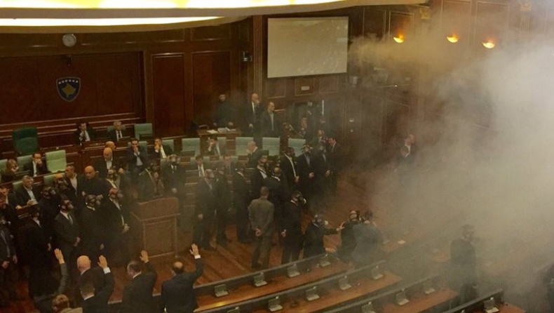 Δακρυγόνα στην Βουλή του Κόσοβου (vid)