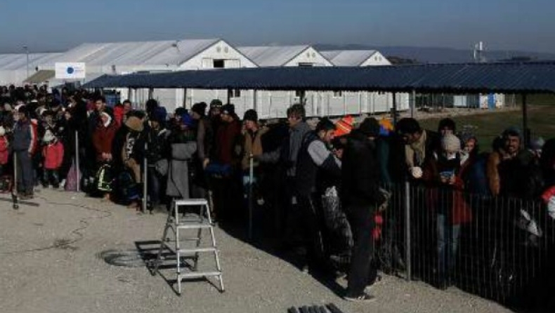 «Ασφυξία» στην Ειδομένη: Περισσότεροι από 4.500 πρόσφυγες εγκλωβισμένοι στα σύνορα