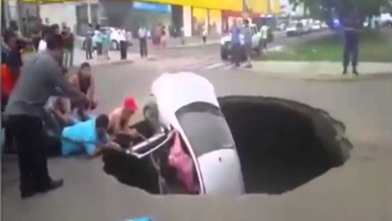 Άνοιξε η γη και τους κατάπιε (video)