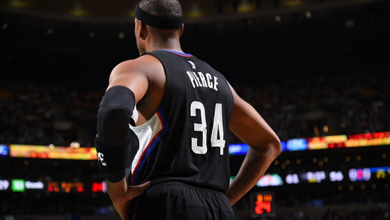 Την... έπεσαν στον Πιρς οι συμπαίκτες του (vid)