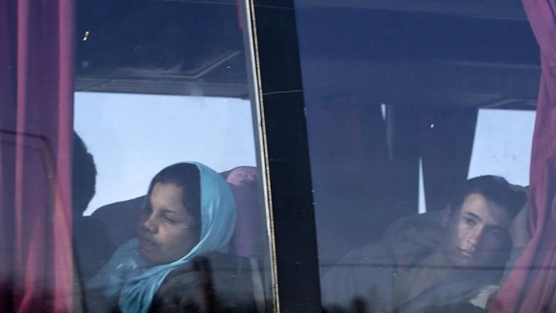 Καβάλα: Σε λεωφορεία θα διανυκτερεύσουν 900 πρόσφυγες