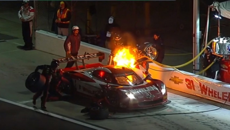 Tέρατα ψυχραιμίας μπροστά στη φλεγόμενη Corvette (video)