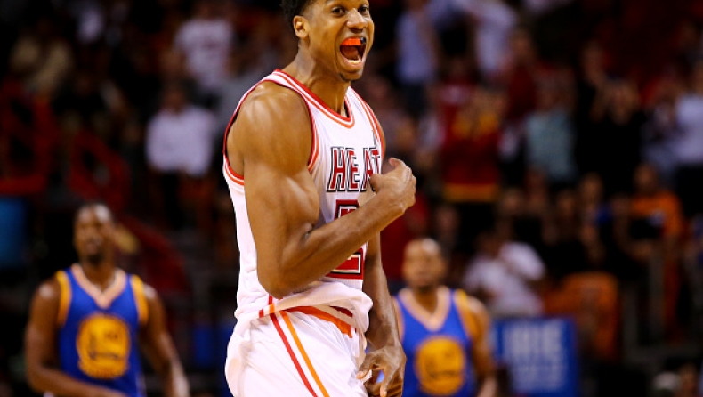 Τον ξάπλωσε στο παρκέ! (vid)