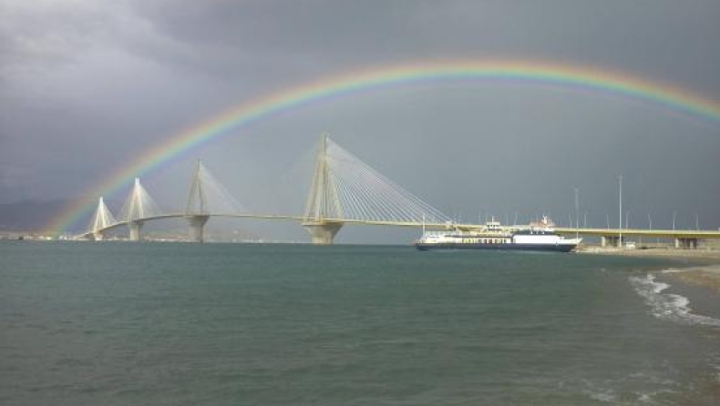 Τεράστιο ουράνιο τόξο πάνω από τη γέφυρα Ρίου-Αντιρρίου