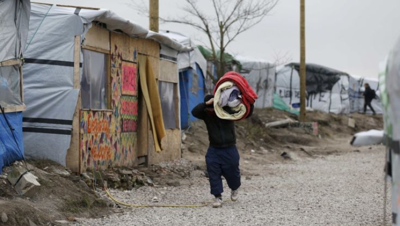 Μεταμφιέζονταν σε αστυνομικούς και έκαναν επιθέσεις σε πρόσφυγες