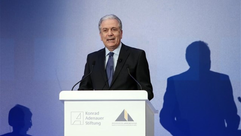 Αβραμόπουλος: Προτεραιότητα η επανεγκατάσταση των προσφύγων