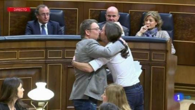 Iγκλέσιας και Ντομένεχ φιλιούνται στην μέσα στην ισπανική βουλή (vid&pics)