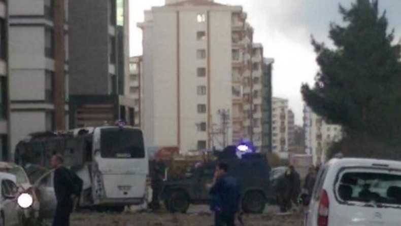 Τουρκία: Επτά νεκροί από επίθεση αυτοκτονίας με στόχο όχημα της αστυνομίας (pics&vid)