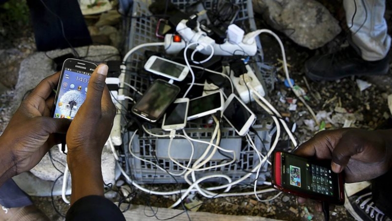 Ενταση μεταξύ προσφύγων στα Διαβατά για τη φόρτιση ενός κινητού