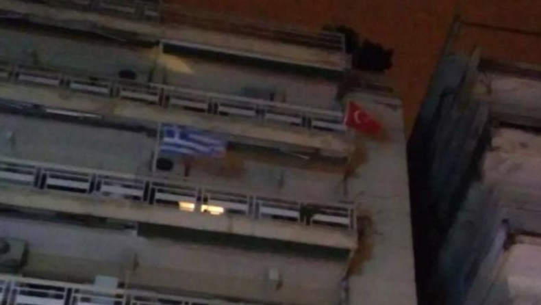 Παραμονή της 25ης Μαρτίου κρέμασε τουρκική σημαία στο μπαλκόνι