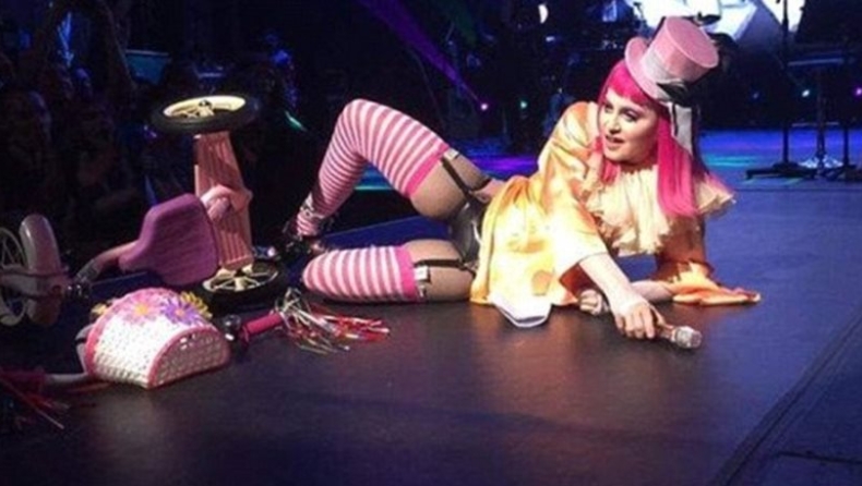 Madonna: «Λιώμα» στην σκηνή για το γιο της (vids&pics)