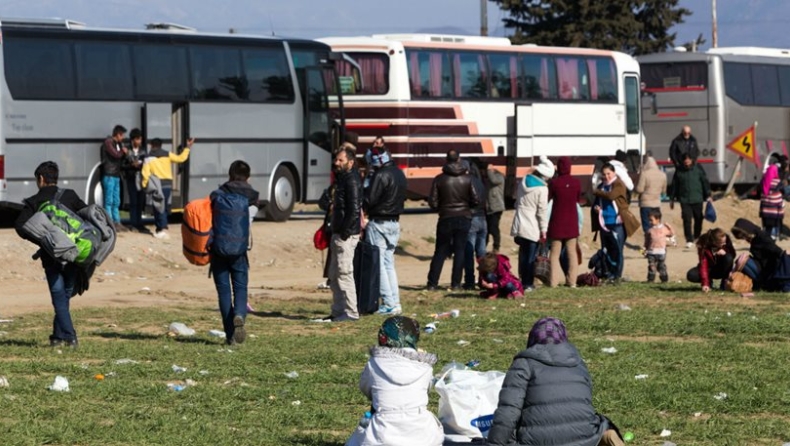 Πρόσφυγας στην Ειδομένη: Αποχωρούν όσοι δεν έχουν ελπίδα και λεφτά