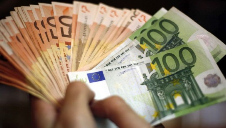 Τον έπεισε να «επενδύσει» και του απέσπασε 197.000 ευρώ