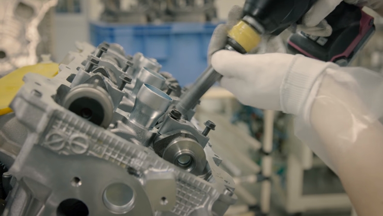 Ποιος κινητήρας κατασκευάζεται στο χέρι; (video)