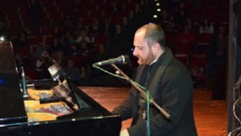 Ιερέας παίζει πιάνο και τραγουδάει Παντελίδη (vid)