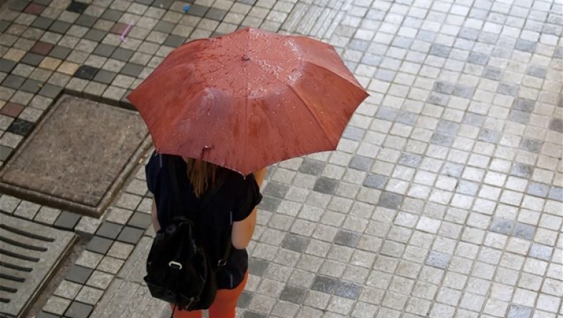 Τοπικές βροχές και καταιγίδες την Κυριακή και την Κ. Δευτέρα