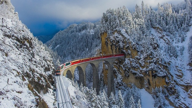 Το τρένο που περνά από 55 τούνελ και 196 γέφυρες (pics)