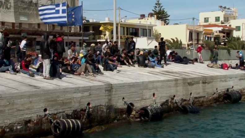 Στο λιμάνι της Χίου περιμένουν οι πρόσφυγες που έφυγαν από το hotspot