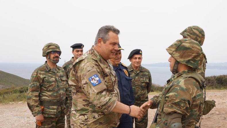 Στις Οινούσες ο Καμμένος, πάλι με τη στολή παραλλαγής (pics)