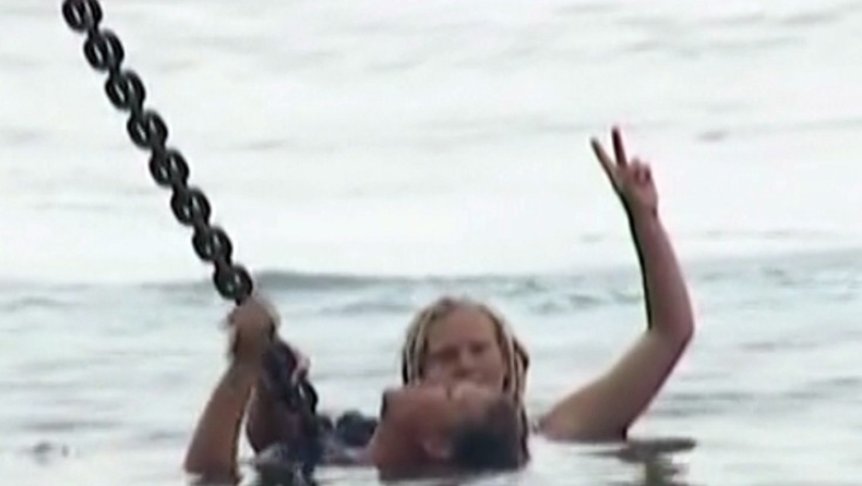 Eπεσαν στη θάλασσα και σταμάτησαν τη μεταφορά προσφύγων (vid)