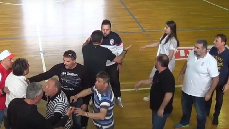 Ξύλο από γονείς σε αγώνα νεανίδων (vid)