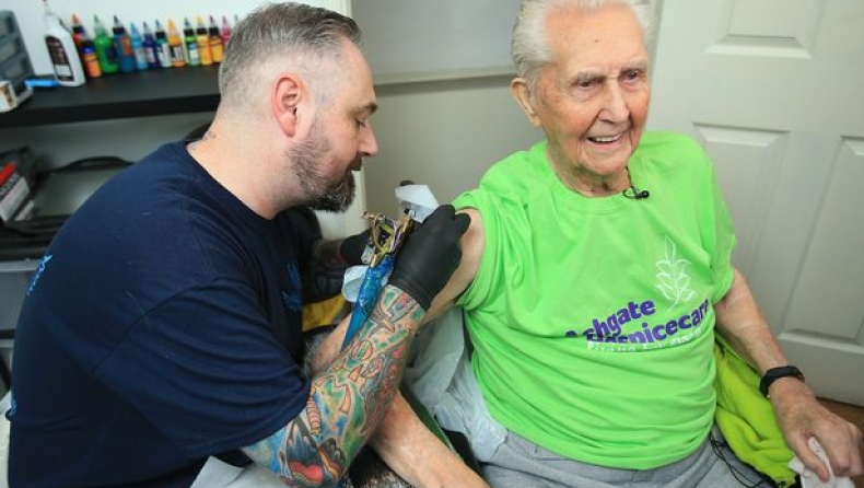 Έκανε στα 104 το πρώτο του τατουάζ!