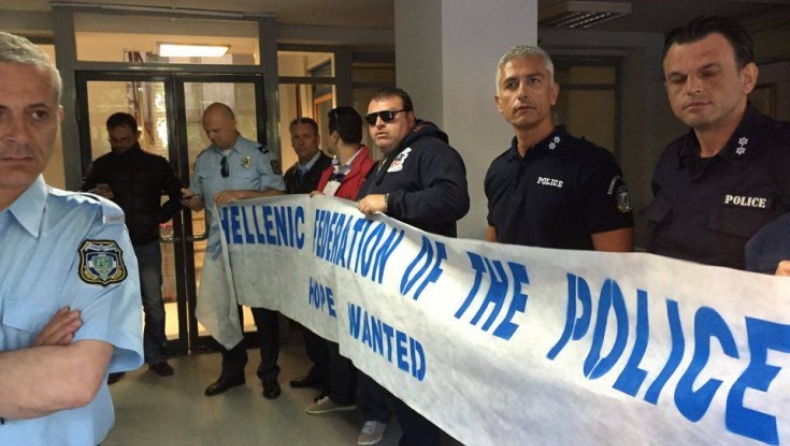 Αστυνομικοί μπλόκαραν τα γραφεία του ΣΥΡΙΖΑ στην Κουμουνδούρου