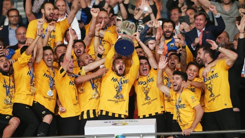 Σήκωσε την κούπα χωρίς δόντι ο Αραβίδης! (pics)