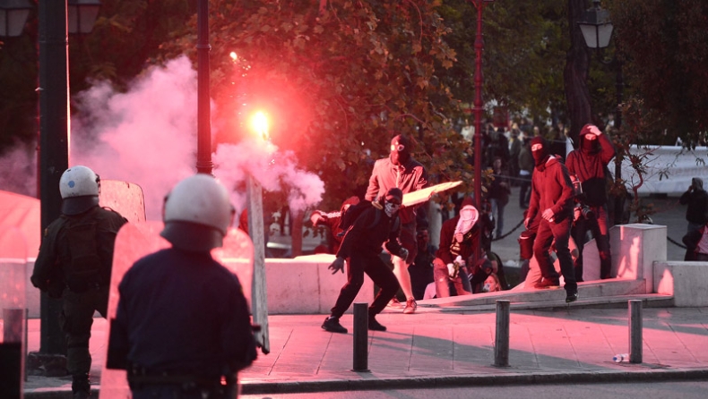 Κουκουλοφόροι και ΜΑΤ διέλυσαν τη συγκέντρωση (pics & vids)