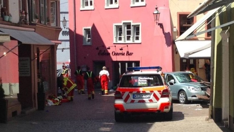 Γερμανία: Ένας νεκρός και 10 τραυματίες από αυτοκίνητο που εισέβαλε σε καφετέρια (pics)