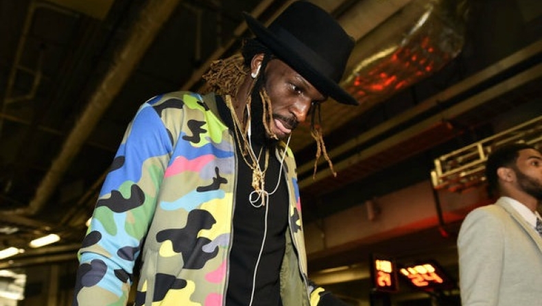 Ο Κάρολ ζήλεψε το... αστείο ντύσιμο του Ουέστμπρουκ! (vids)