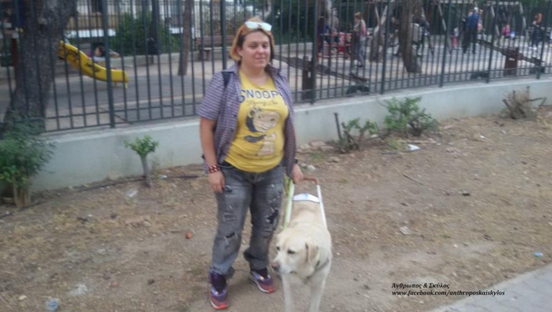 Οδηγός λεωφορείου κάλεσε την αστυνομία επειδή τυφλή ανέβηκε με τον σκύλο - οδηγό της