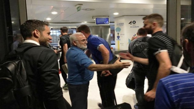 Ο Ιβάν Σαββίδης υποδέχθηκε την αποστολή στο αεροδρόμιο