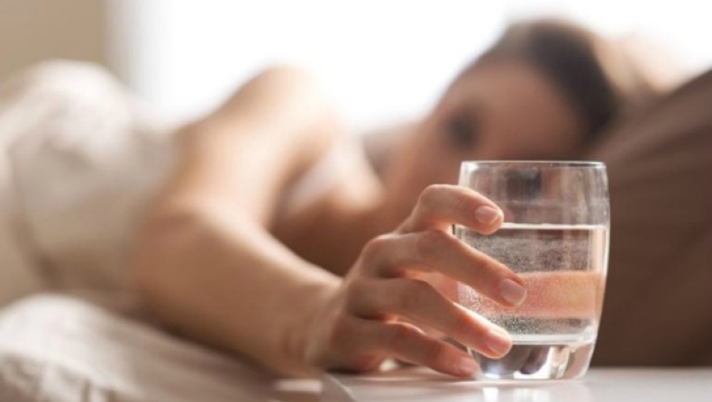 Γιατί δεν πρέπει να πίνετε ποτέ νερό από ποτήρι που έχετε δίπλα σας τη νύχτα