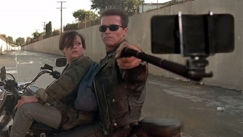 Epic! Πως θα ήταν οι ταινίες δράσης αν αντί για όπλα είχαν selfie sticks (pics)