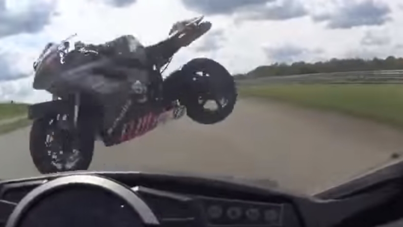 «Έφαγε» τη μοτοσυκλέτα στο κεφάλι (video)