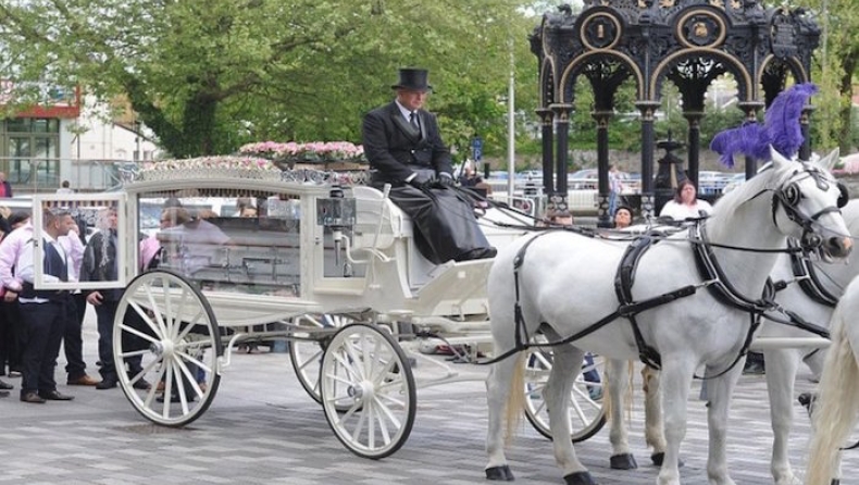 Πέθανε η βασίλισσα των Τσιγγάνων και η κηδεία της ήταν υπερπαραγωγή (pics & vid)