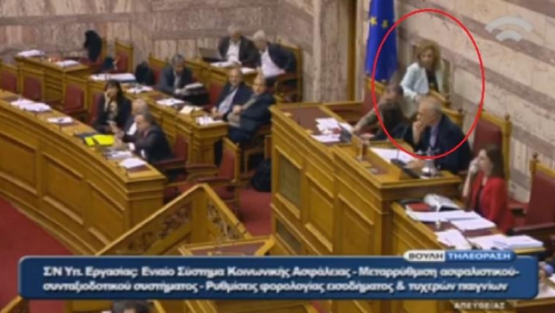 Βουλευτίνα πήρε φόρα και αντί να ανέβει στη βήμα... (vid)
