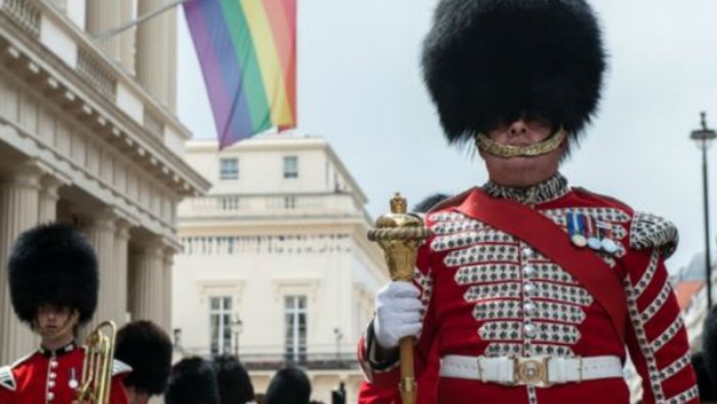 Λονδίνο: Gay αστυνομικοί κάνουν πρόταση στους συντρόφους τους (vid +pics)