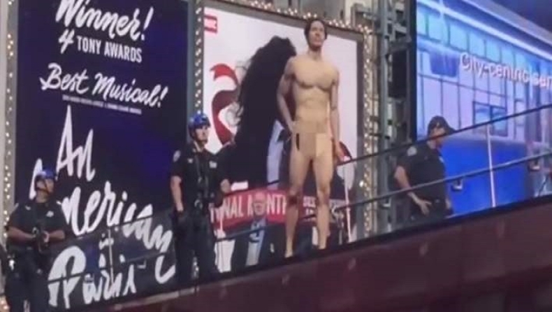 Γδύθηκε στην Times Square για τον Τραμπ