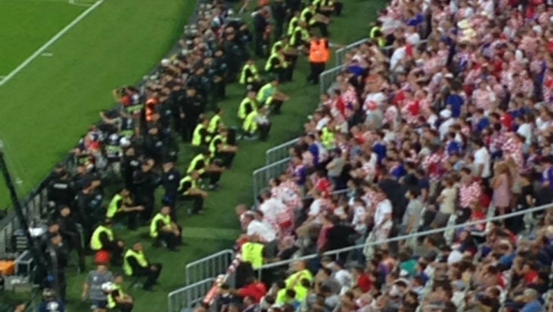 Για πρώτη φορά αστυνομικοί και stewards σε γήπεδο... (pic)