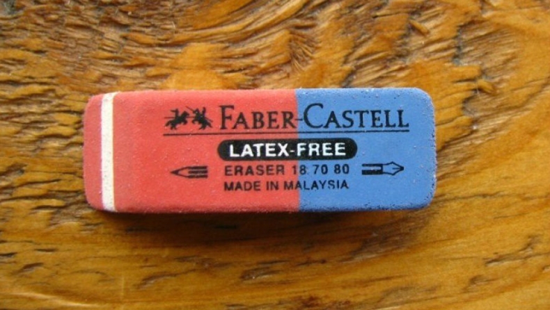 Επιτέλους, σε τι χρησιμεύει το μπλε κομμάτι της γομολάστιχας;